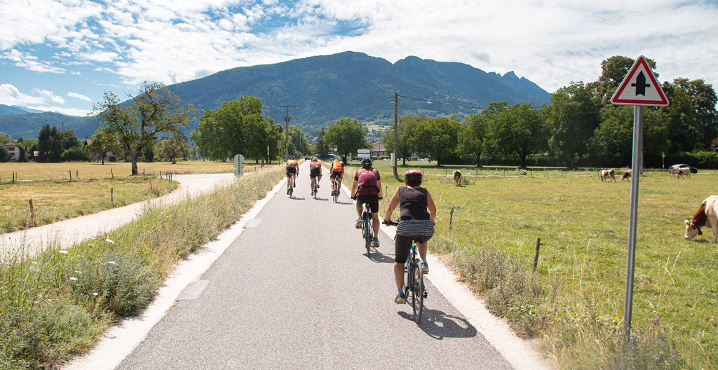 Cyclistes et piétons sur la voie verte du lac d'Annecy en été