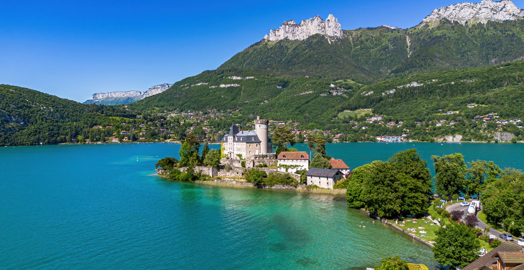 Vue panoramique du château de Duingt depuis la voie verte du lac d'Annecy
