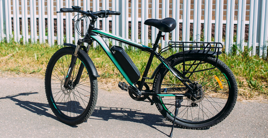 Famille choisissant un vélo électrique dans une boutique de location à Annecy